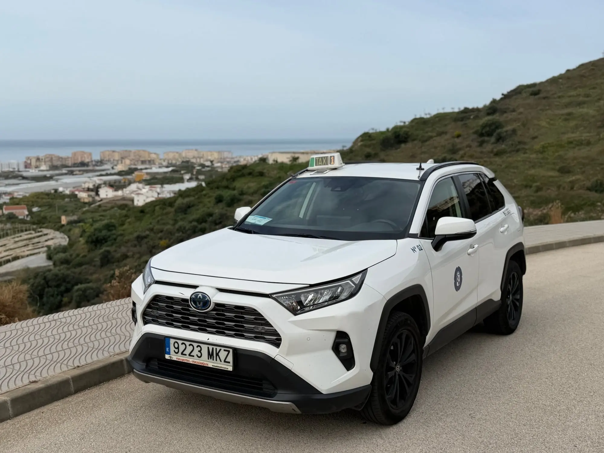 Taxi de Torrox en un mirador con vistas a la costa y a los pueblos de la Axarquía